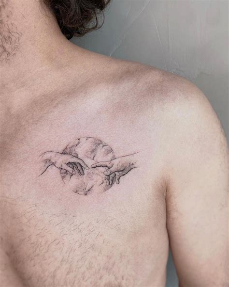 pequeo tatuajes en el pecho|30 tatuajes pequeños y discretos pero con mucho significado